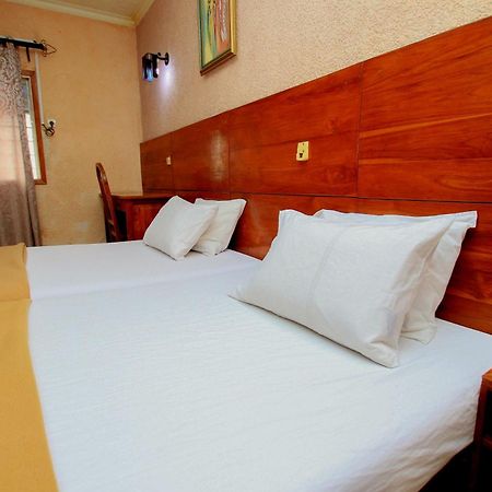 Hotel Le Prince Котону Екстериор снимка