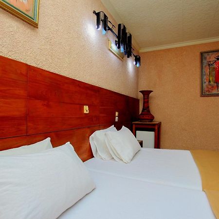 Hotel Le Prince Котону Екстериор снимка