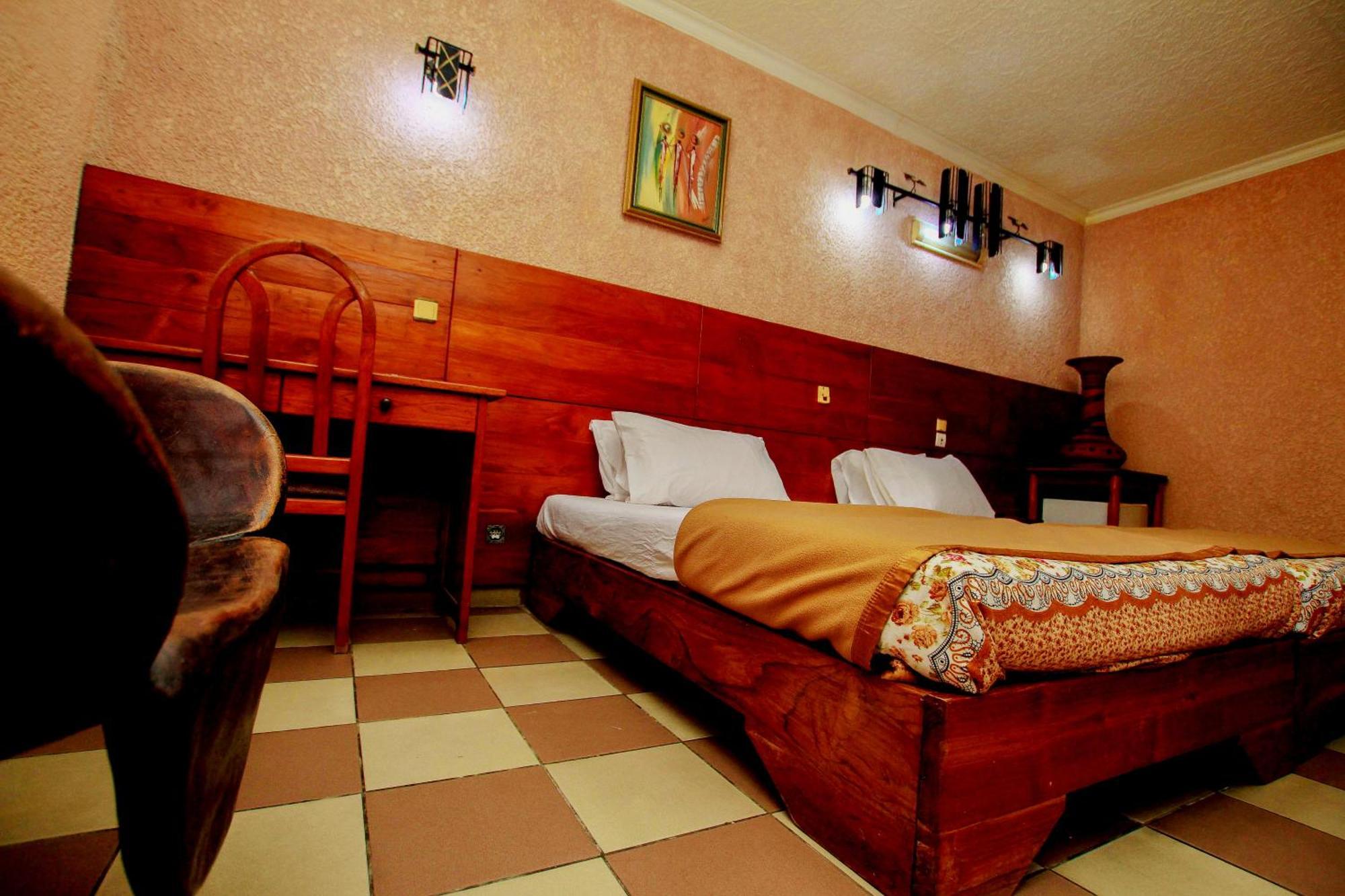 Hotel Le Prince Котону Екстериор снимка