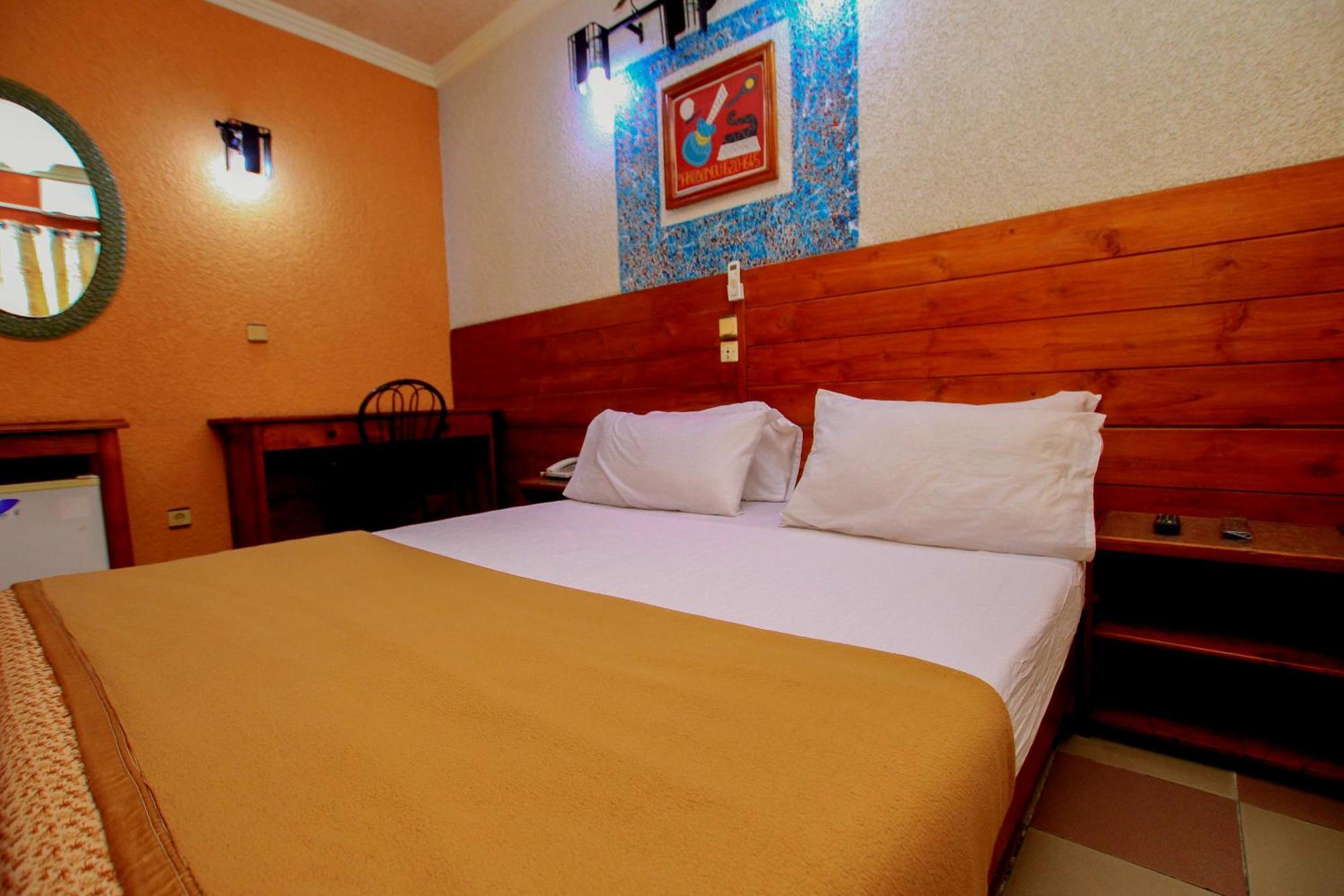 Hotel Le Prince Котону Екстериор снимка