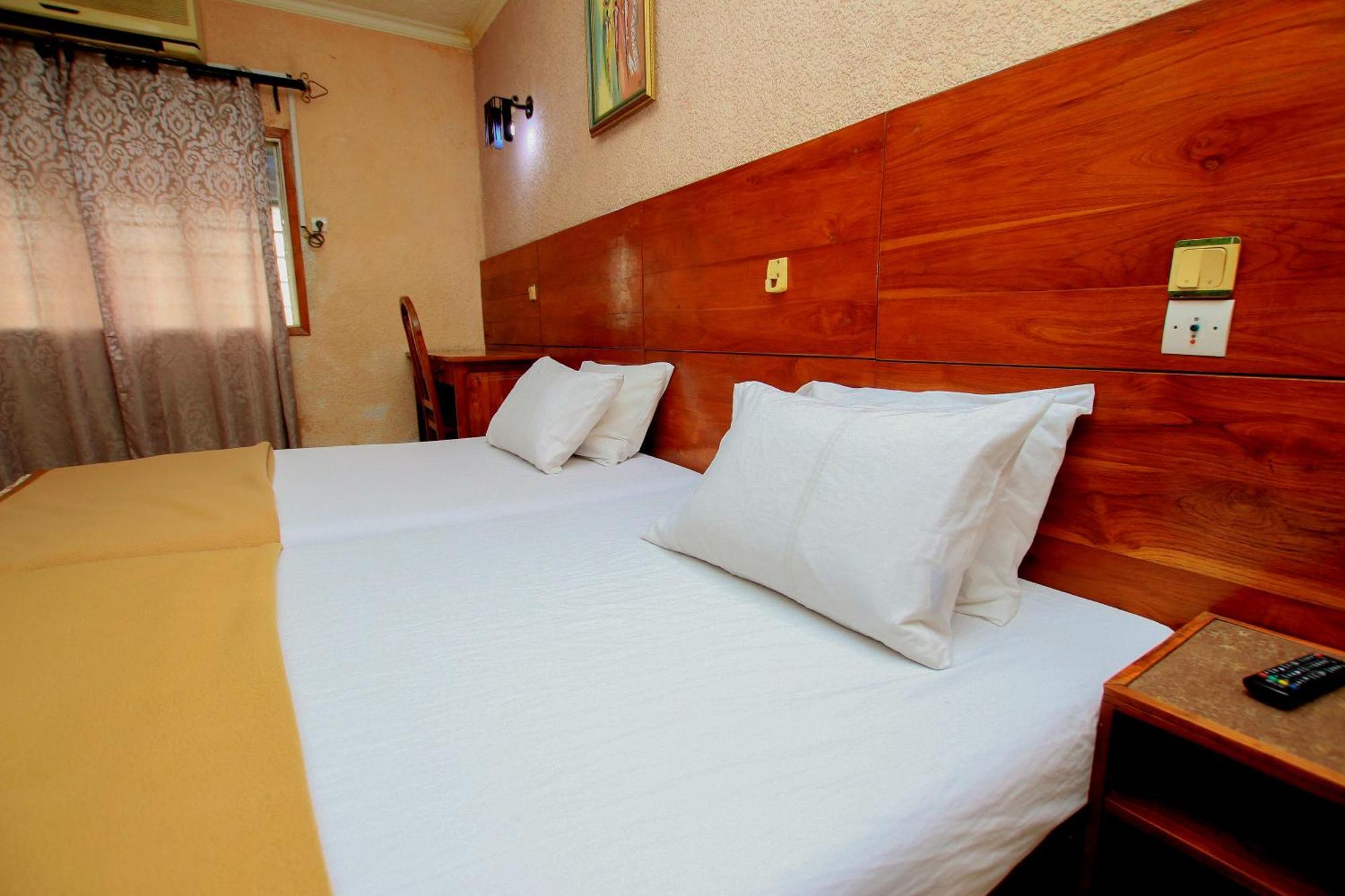 Hotel Le Prince Котону Екстериор снимка