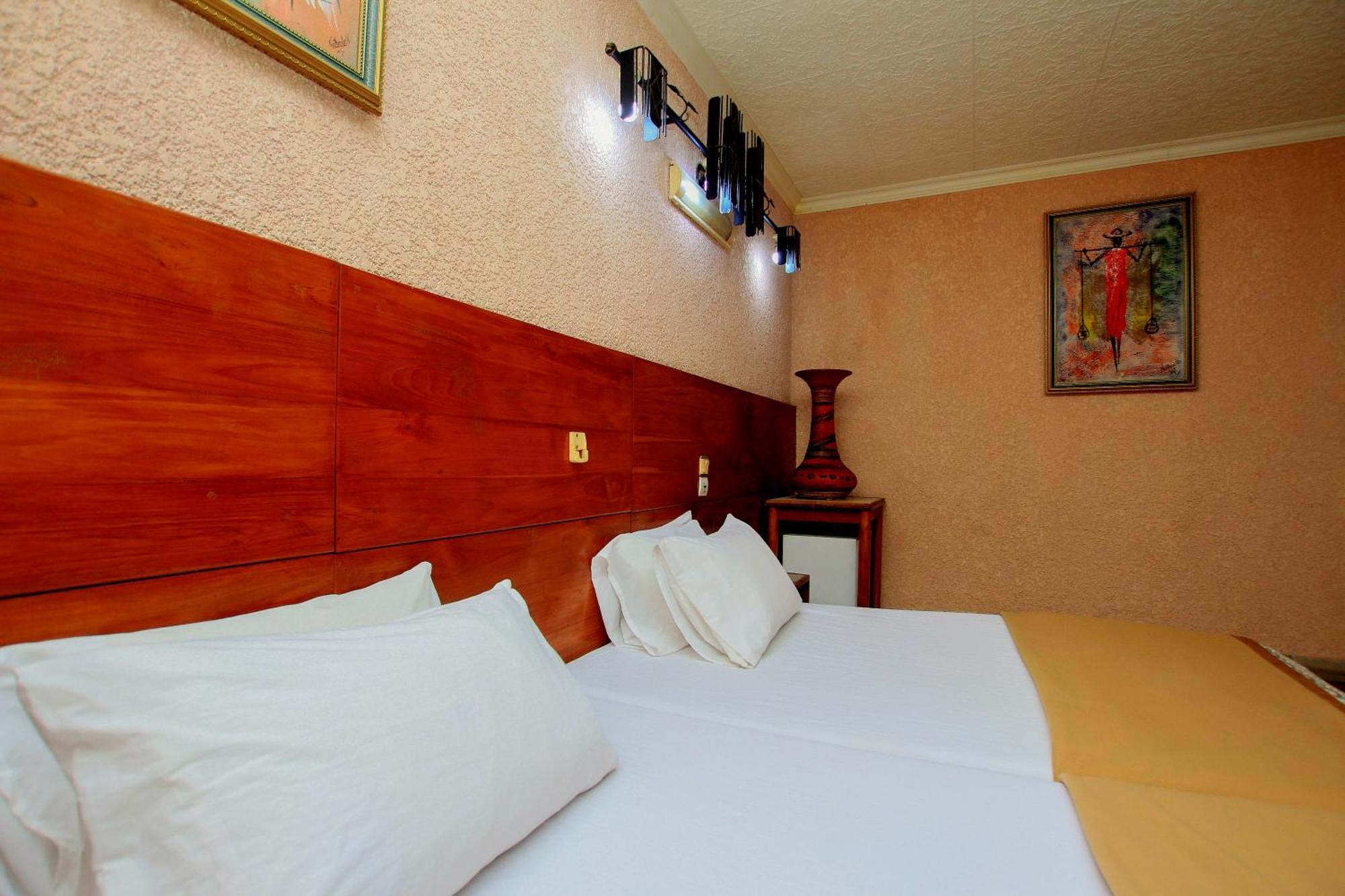 Hotel Le Prince Котону Екстериор снимка