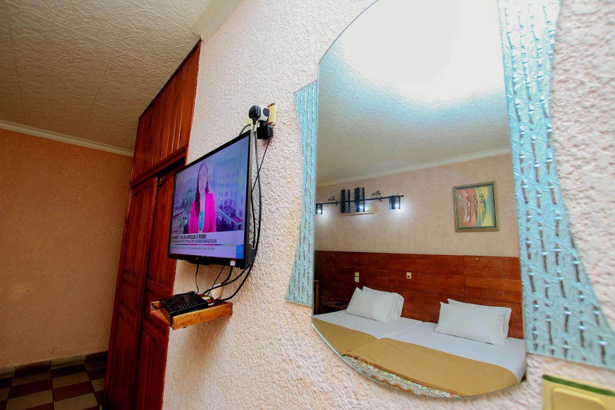 Hotel Le Prince Котону Екстериор снимка