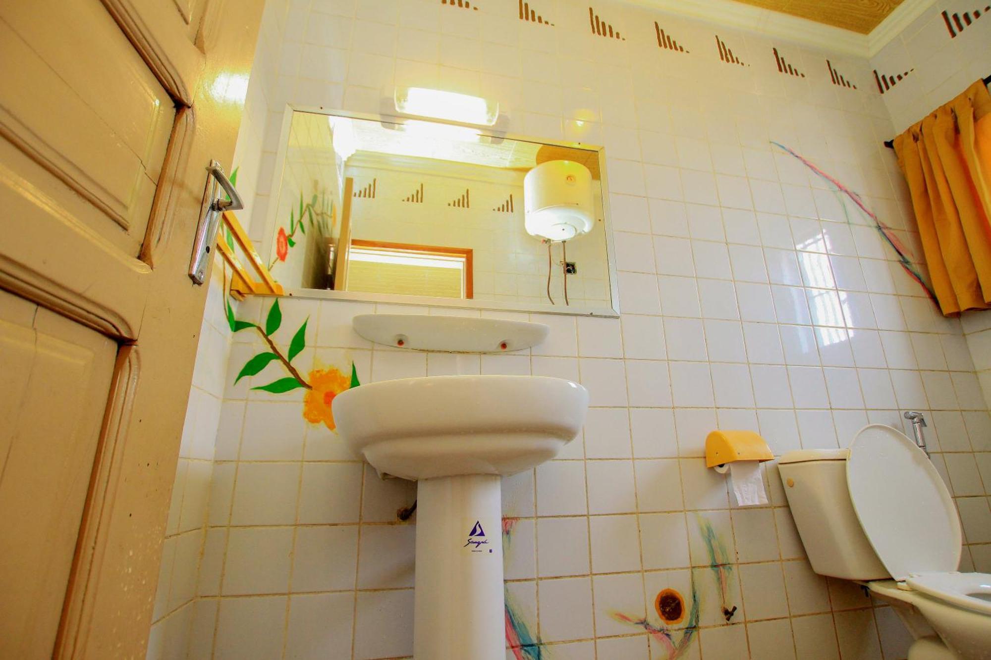 Hotel Le Prince Котону Екстериор снимка