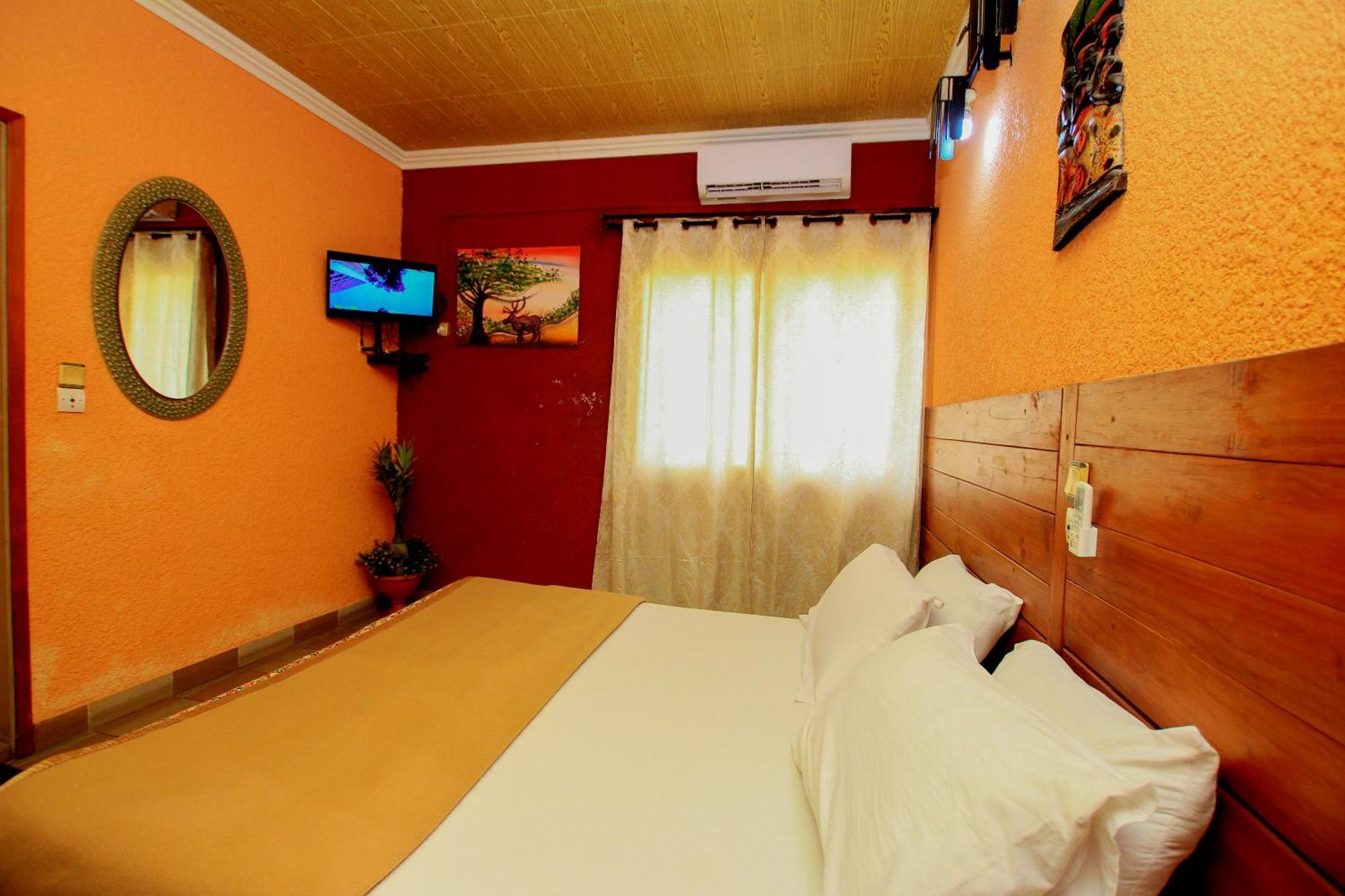 Hotel Le Prince Котону Екстериор снимка