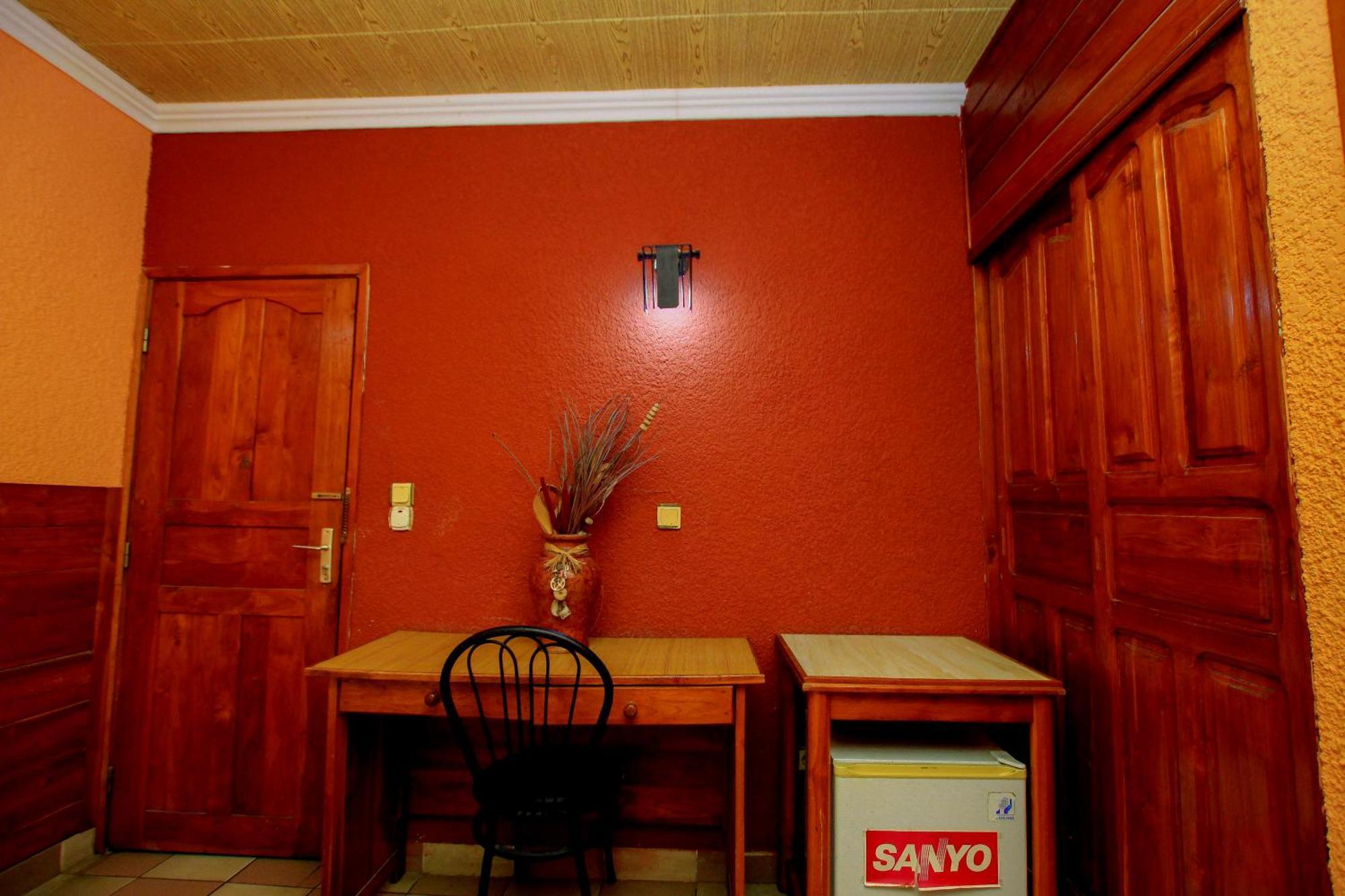 Hotel Le Prince Котону Екстериор снимка